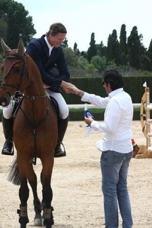 Miguel Bonastre entregando el premio cuatro veces olímpico Bruce Goodin